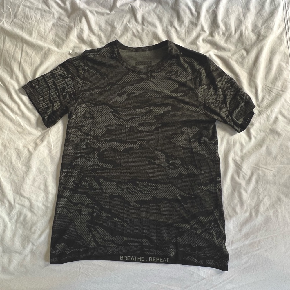 LULULEMON MENS VANCOUVER WORKOUT CAMO SHIRT MEDIUM